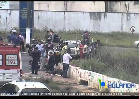 Carro atropela e passa por cima de motoqueiro em Manaus